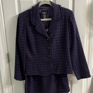 Women’s two piece suit excellent condition